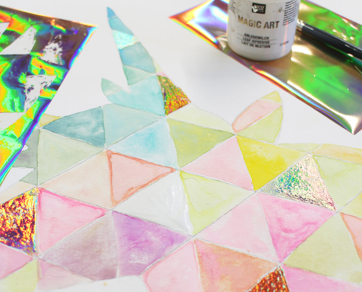 Mit Anlegemilch und Blattmetall: Vergolden auf dem Papier