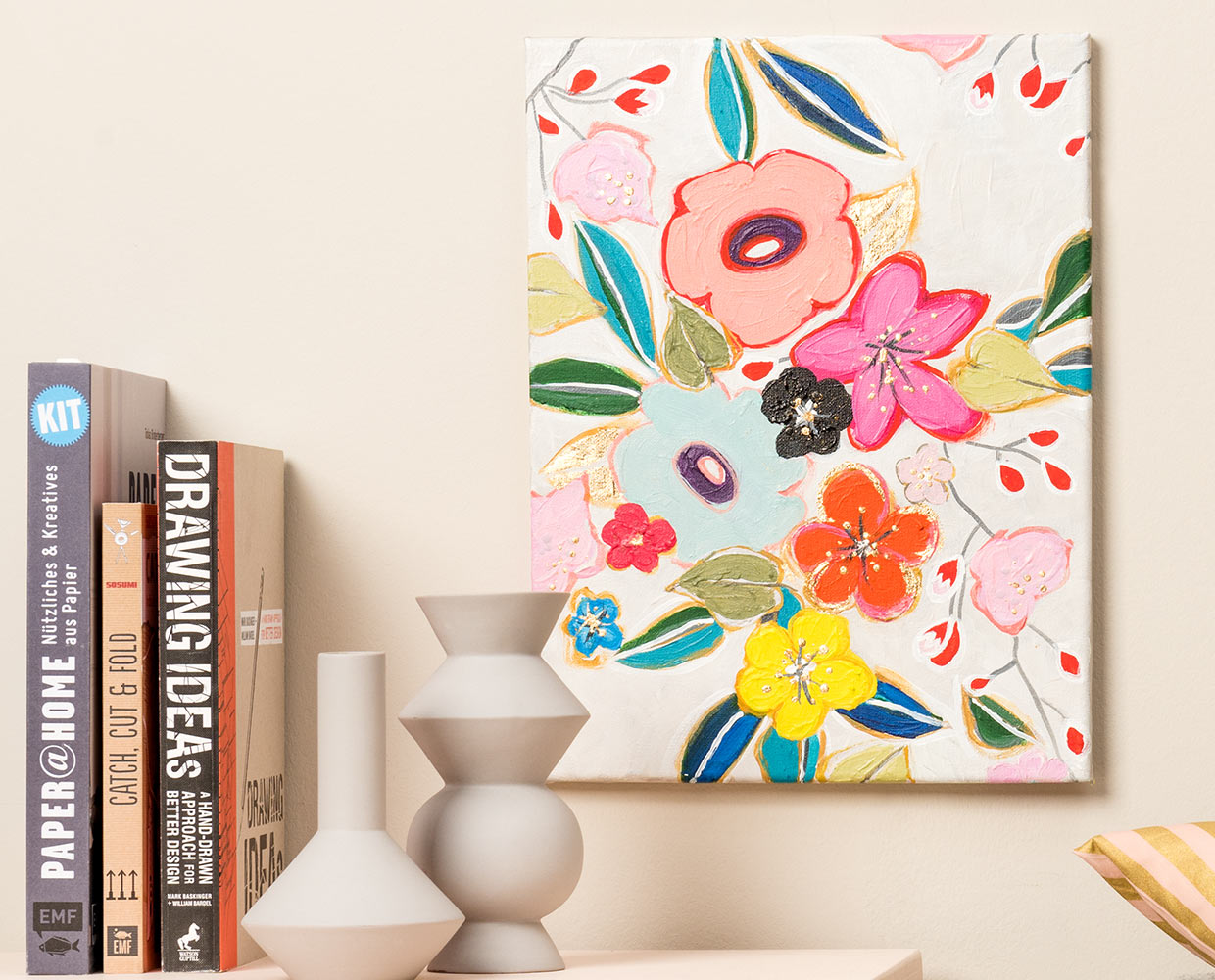 Kunstwerke mit Blattmetall vergolden: Hier Blumen mit goldenem Rahmen versehen