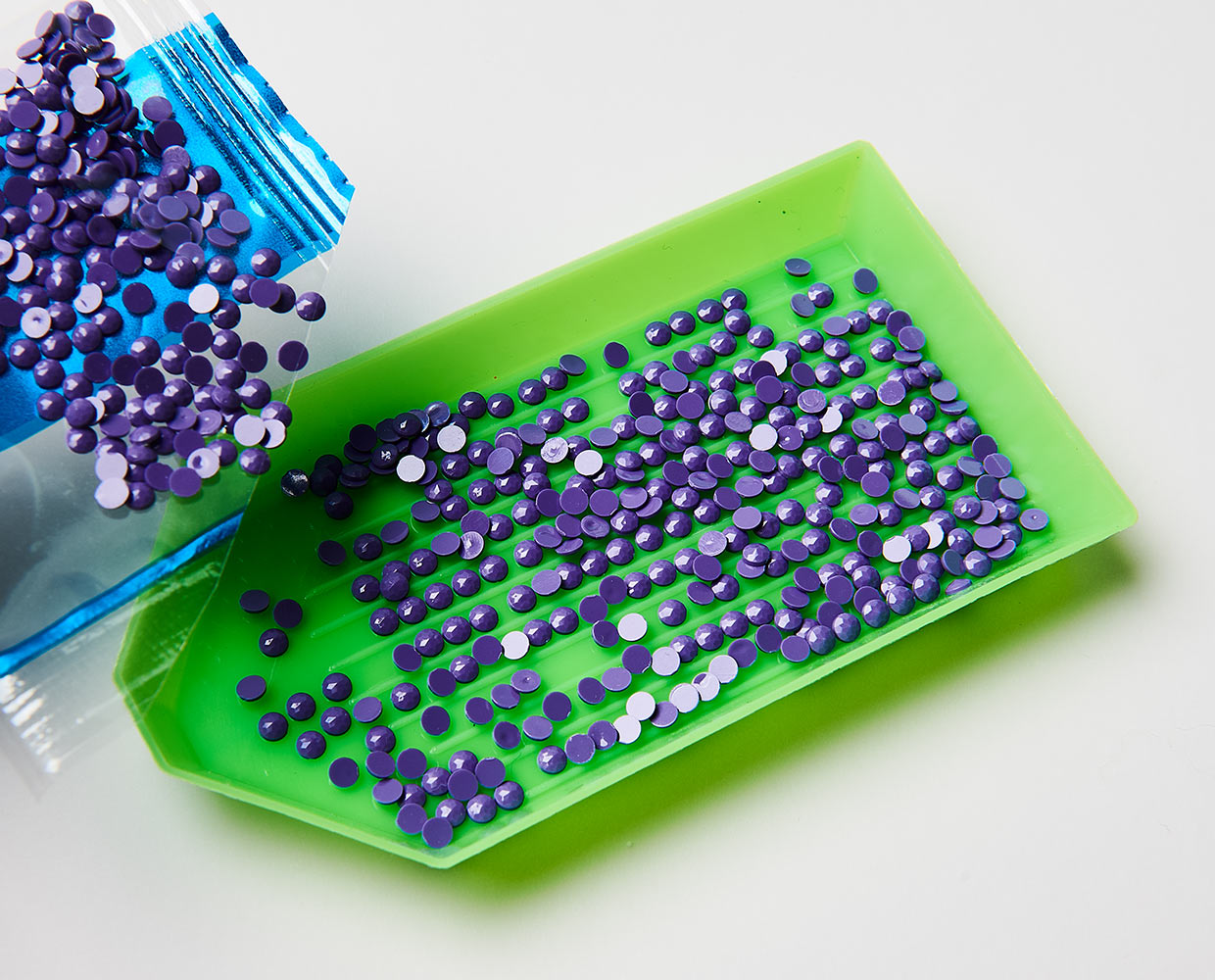 Diamond Painting Steinchen in einer Schütte vorbereiten