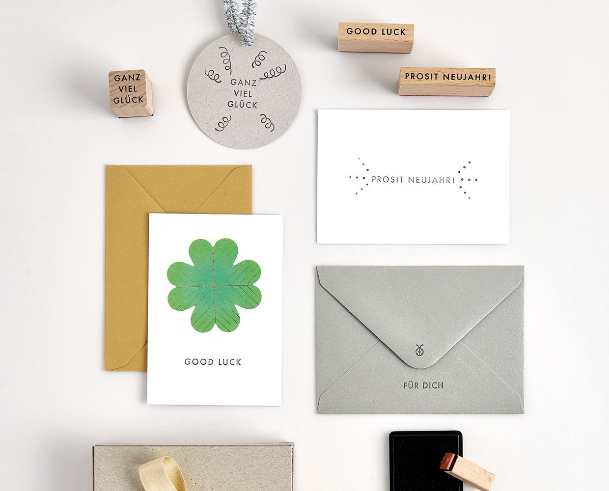 Blanko Karten mit Stickern und Stempeln verzieren: Perfekt für Neujahr oder als Einladung zu Silvester