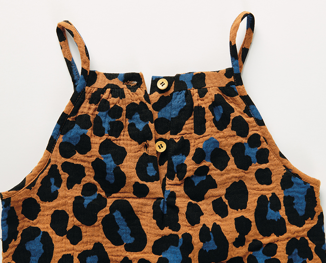 Kleine Knöpfe annähen an textile Produkte