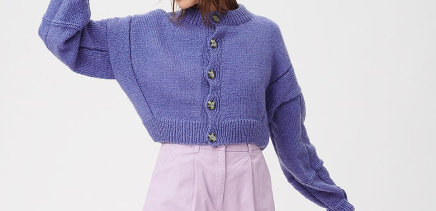 Knöpfe an einer Strickjacke annähen