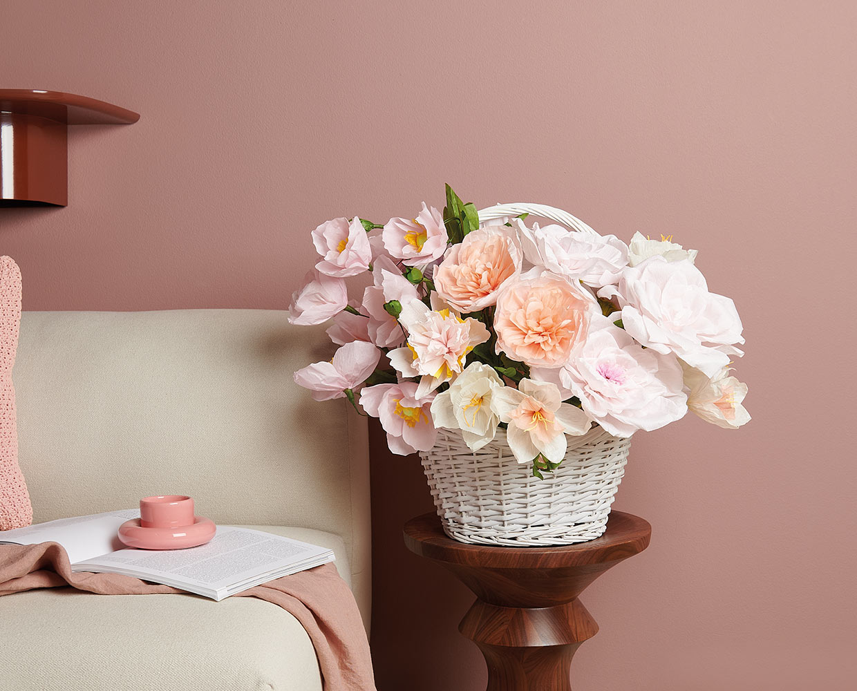 Papierblumenbouquet in einem Flechtkorb