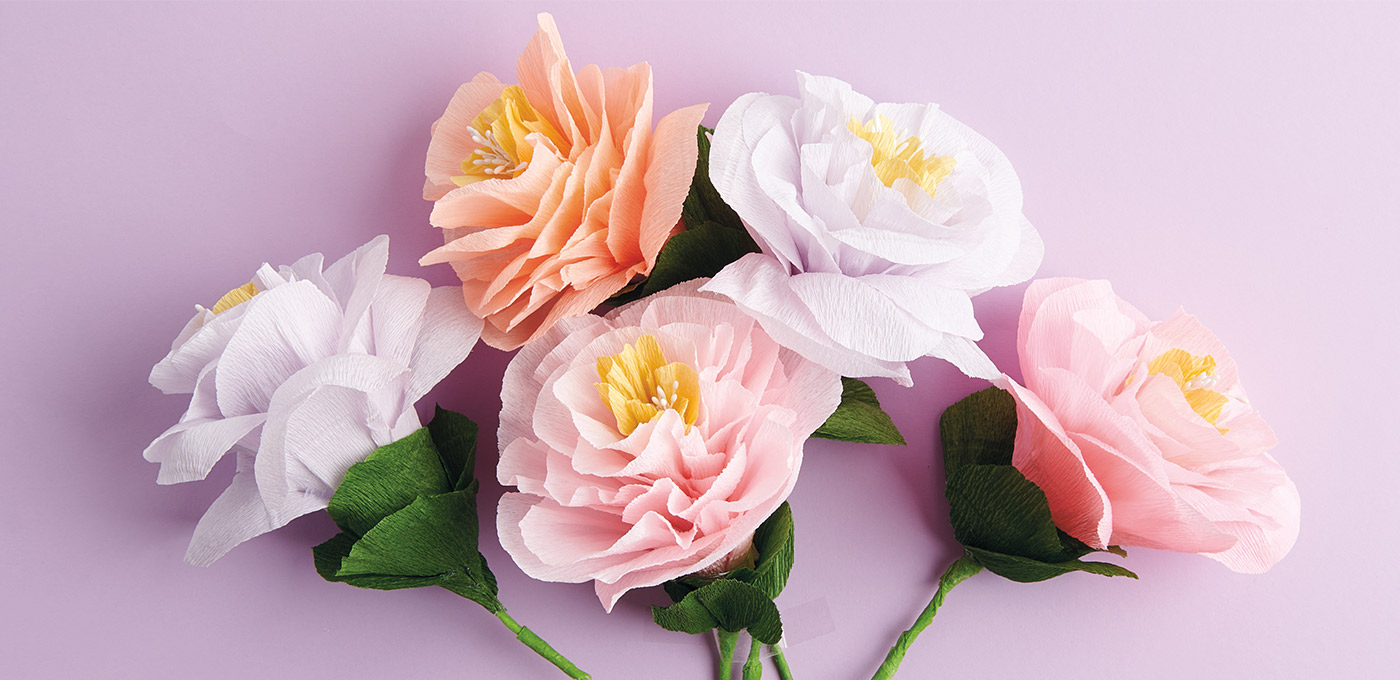 Papierblumen selbstgemacht aus buntem Seidenpapier