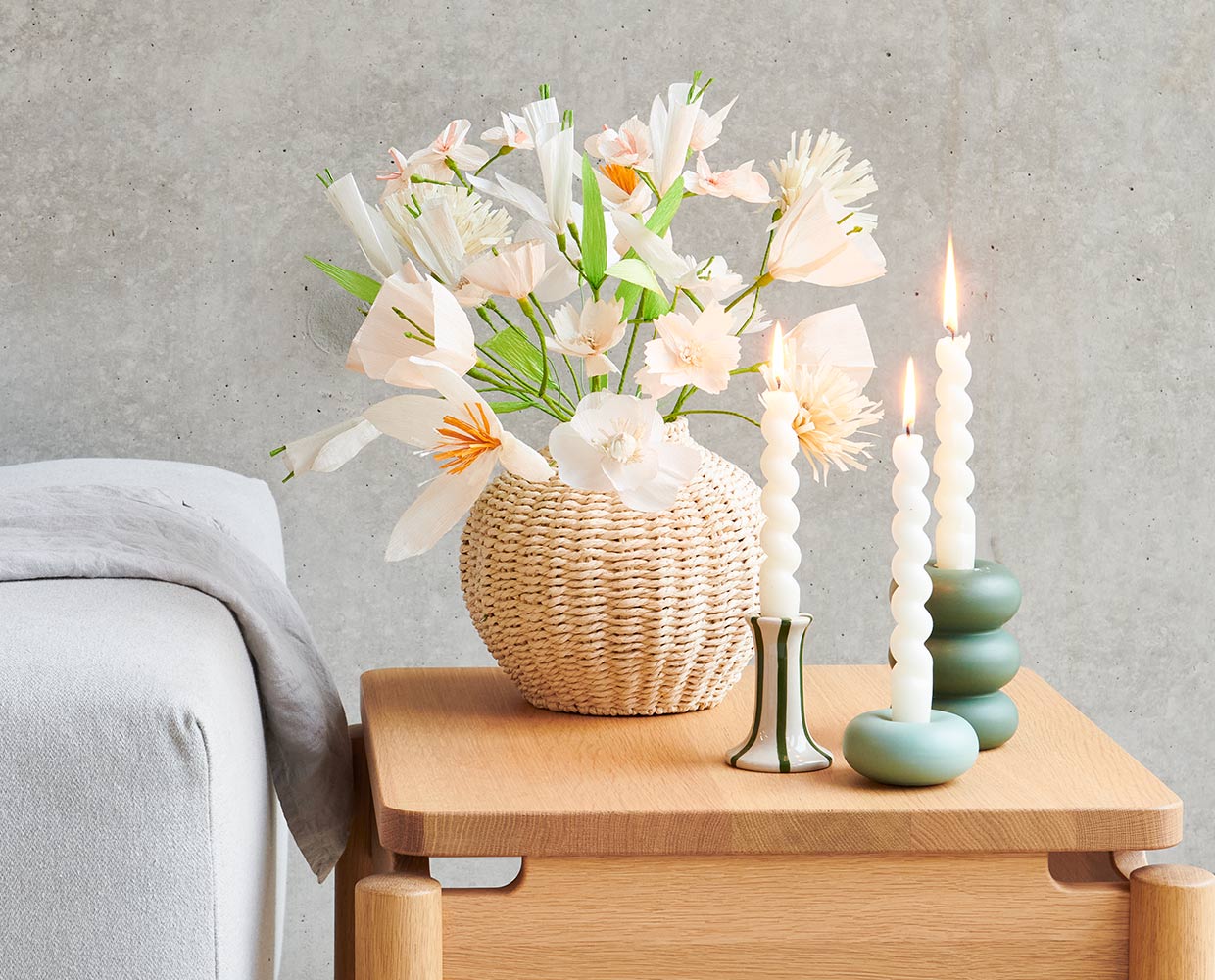 Fertig gekaufter Papierblumenstrauß im Korb