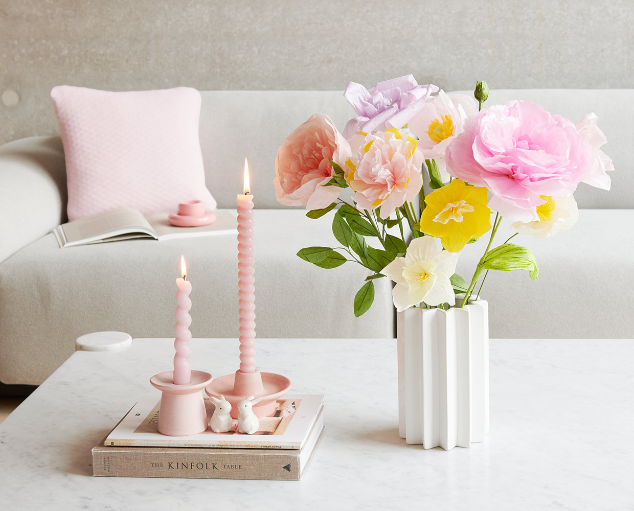 Papierblumenstrauß drapieren und individuell gestalten