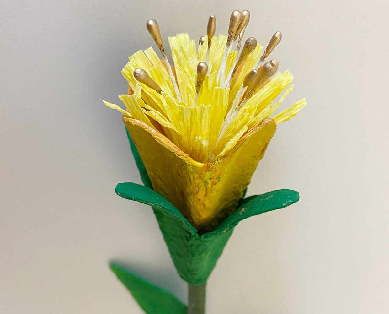Selbstgebastelte Papierblumen mit Blütenstempel