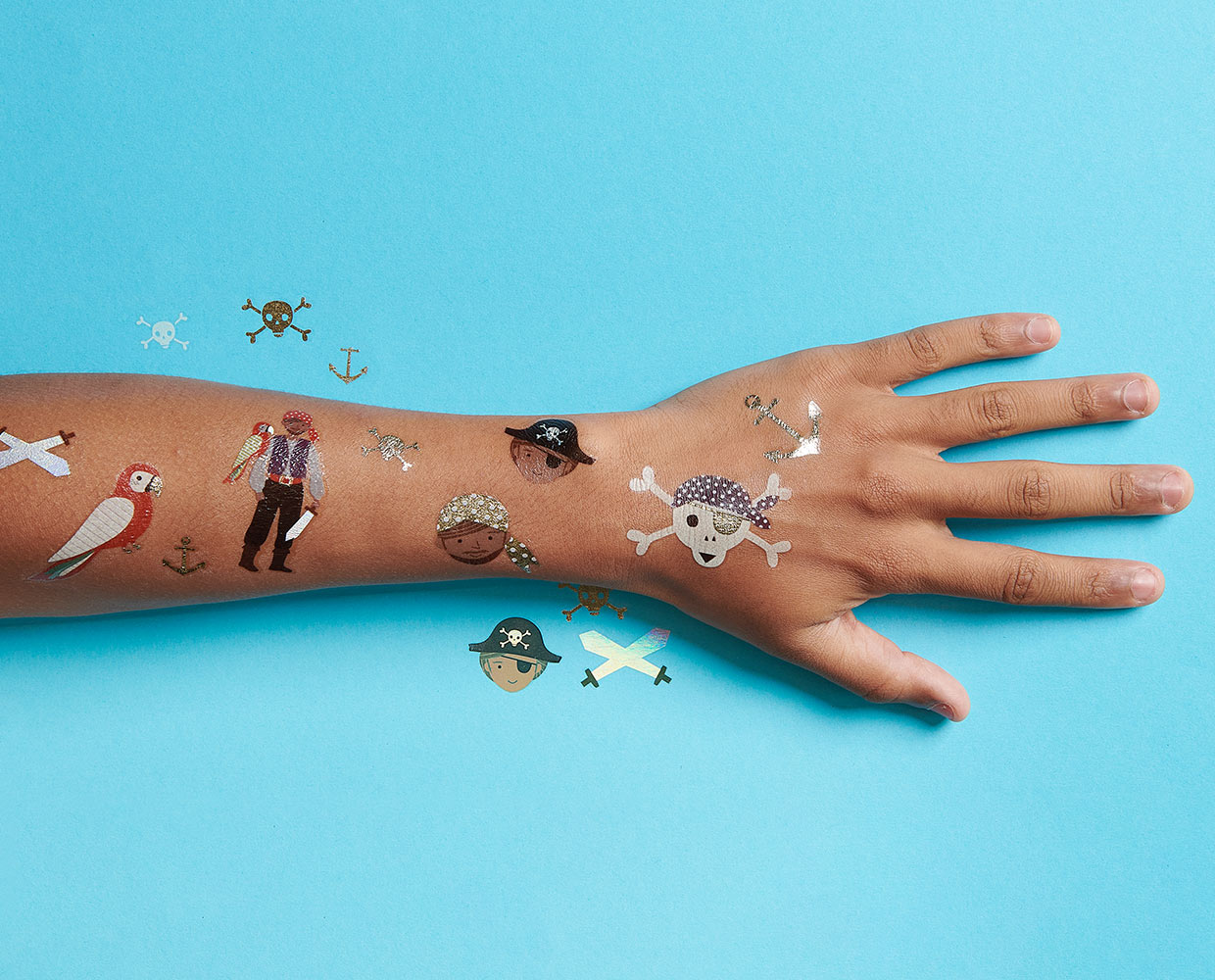 Passend zur Mottoparty: Kindertattoos mit Piraten