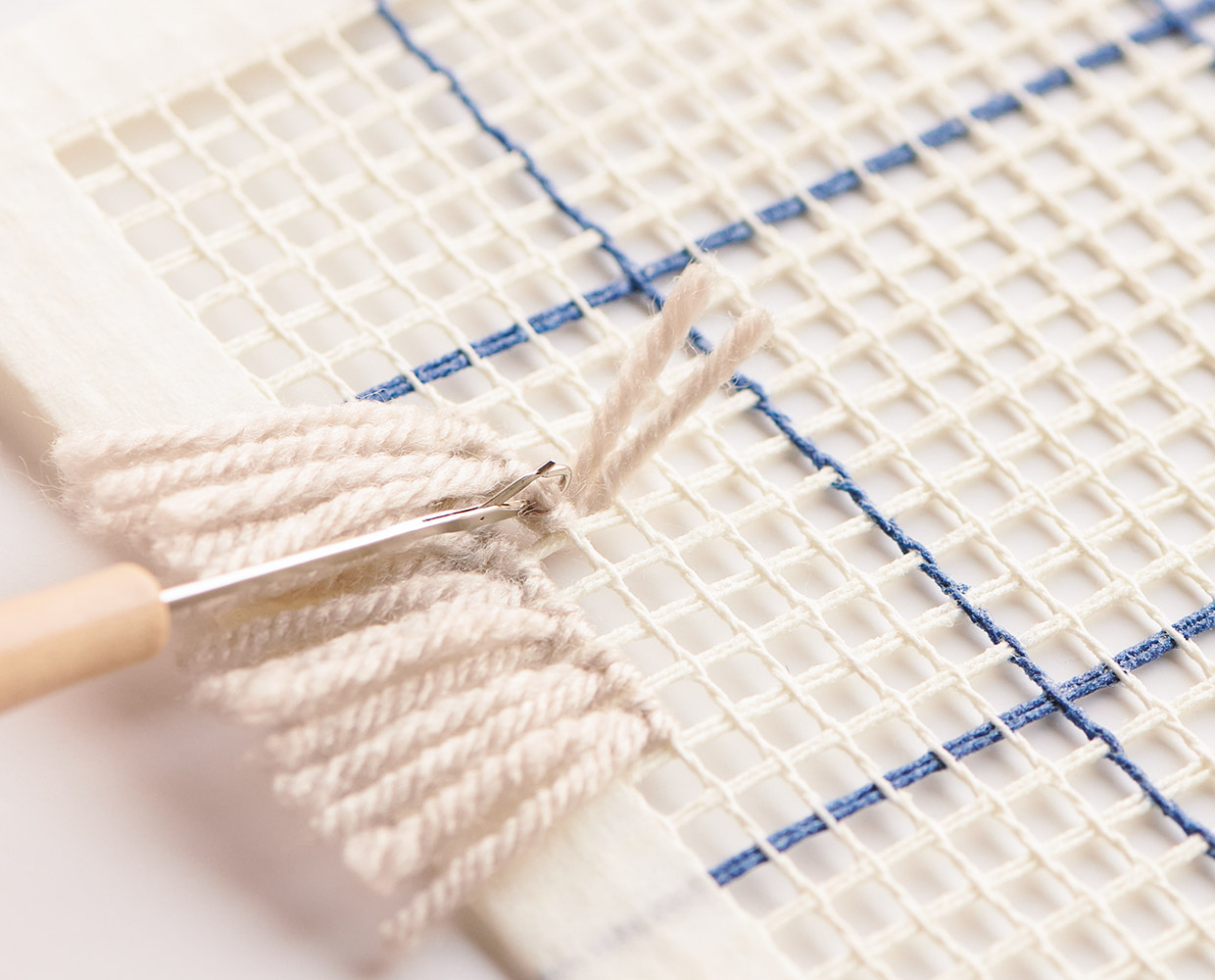 Knüpfen mit Wolle und Stramin