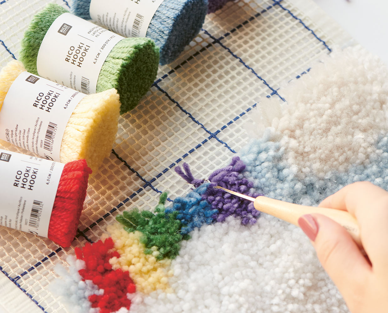 In Vorlage oder Freestyle: Knüpfen auf Stramin