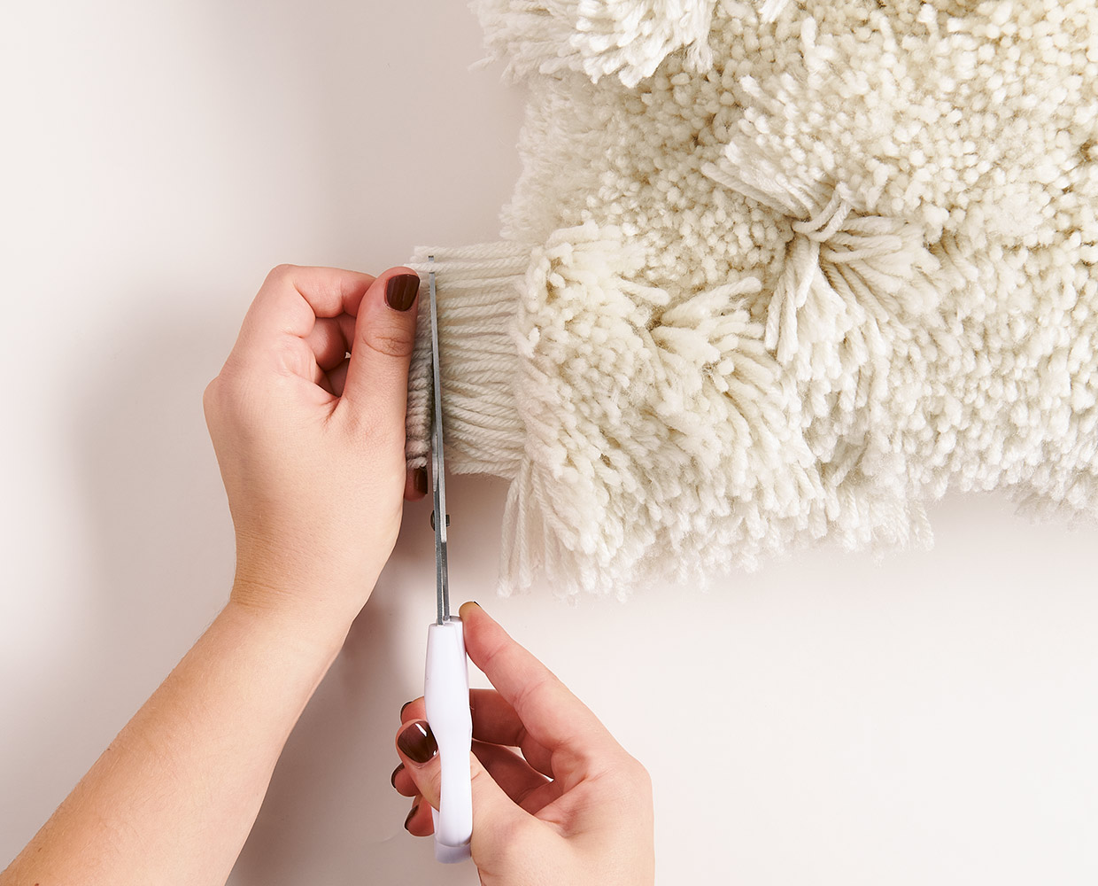 Knüpfkissen nachjustieren und zurechtschneiden