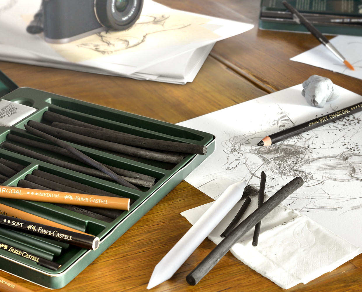 Zeichenkohle: Ob natürlich, hart gepresst oder flüssig, verschiedene Kohlesets