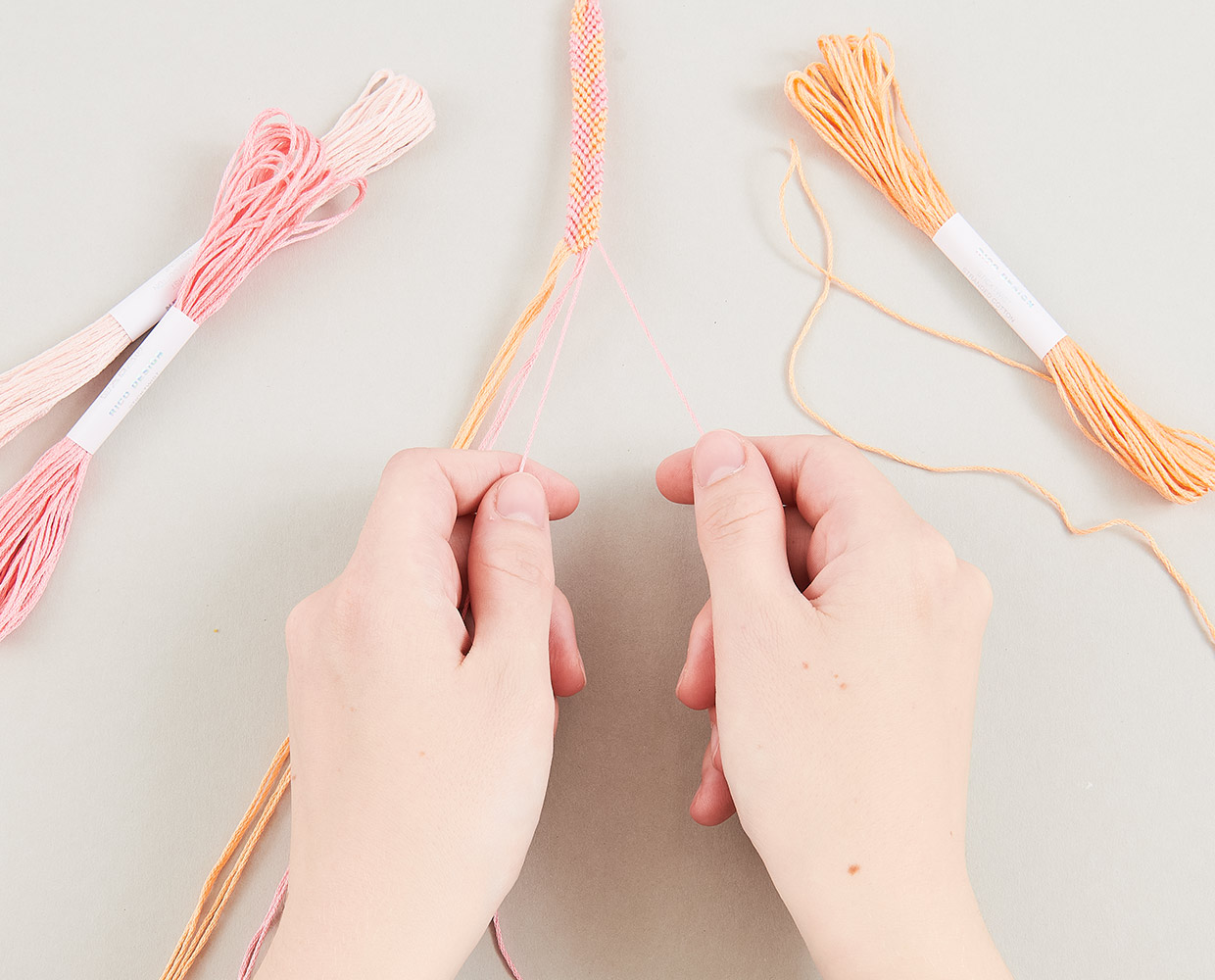 Verschiedene Farbkombis: Freundschaftsarmbänder selber machen