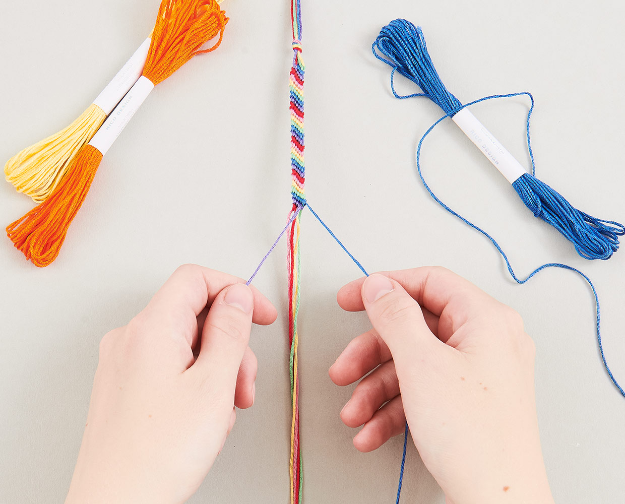 Freundschaftsarmbänder knüpfen: Mit Klebeband einfach fixieren
