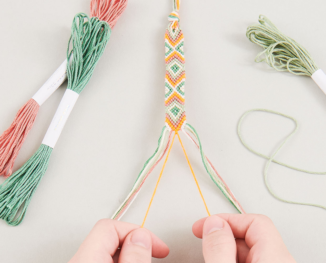 Schönes Rautenmuster im Freundschaftsarmband