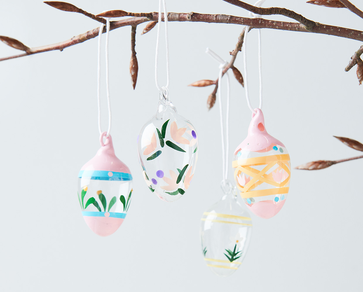 Pastellige Ostereier am Strauch: Elegante Osterdeko aus Glas