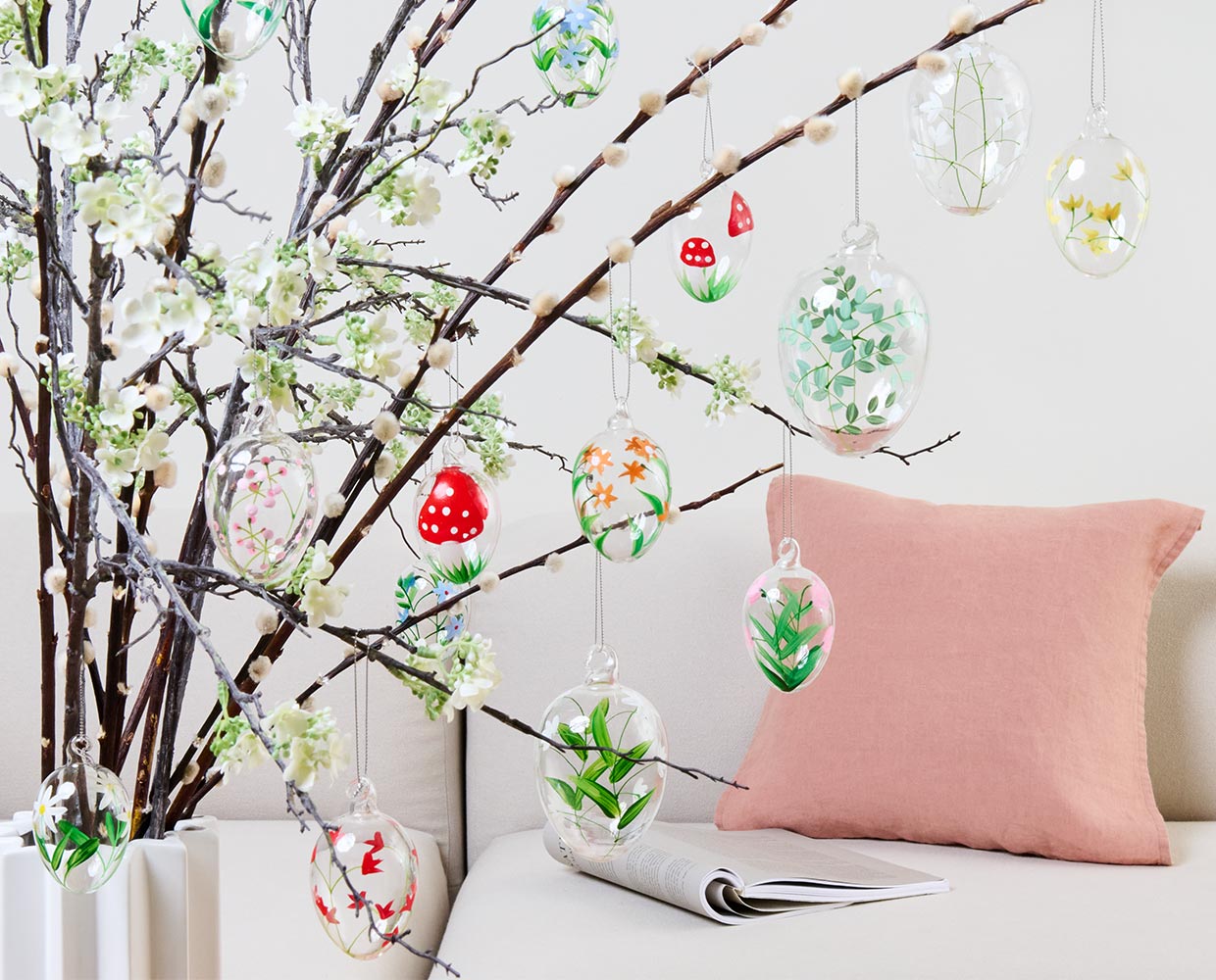 Osterdeko aus Glas: Eier zum Aufhängen