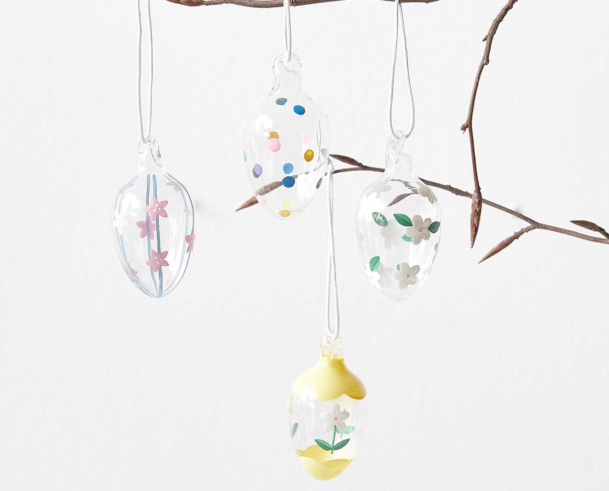 Osterdeko aus Glas: Transparente Eier zum Aufhängen