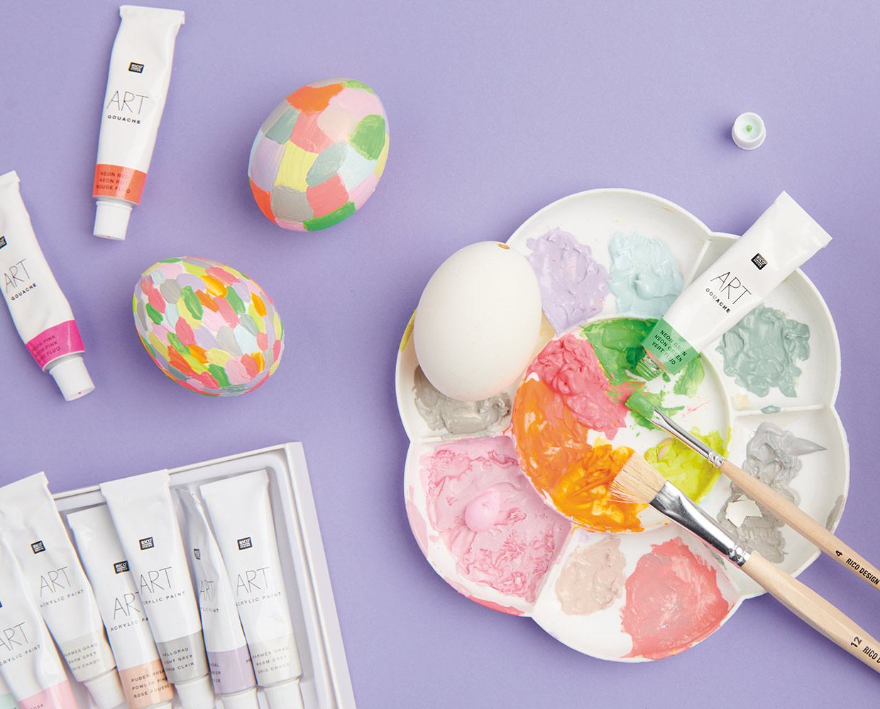 Ostereier mit Acrylfarbe bemalen: Tupfen oder Kreise