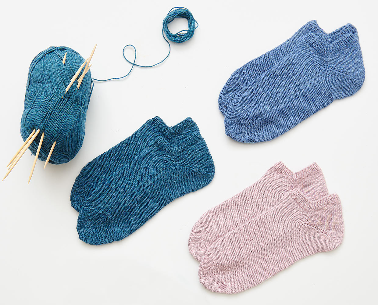 Sneaker Socken Stricken mit dem Nadelspiel