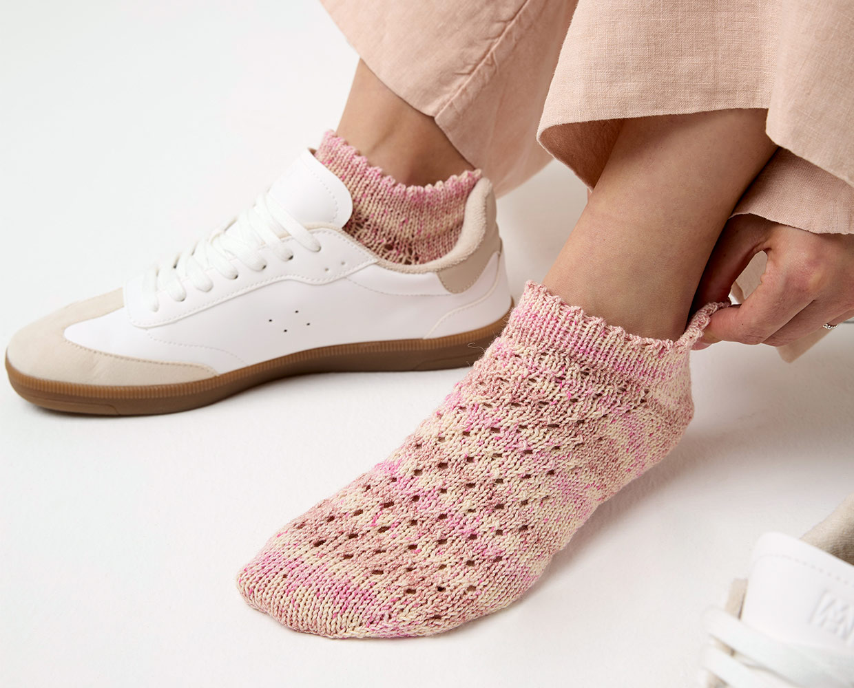 Stylische Sneaker Socken: Stricken mit Lochmuster