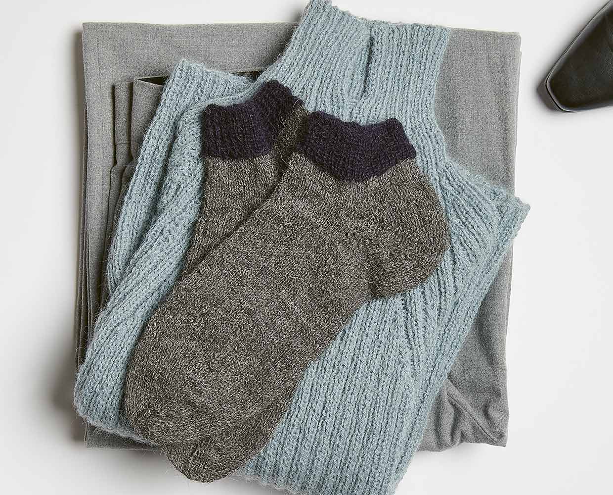 Stylischer Schaft: Sneaker Socken stricken mit zwei Farben