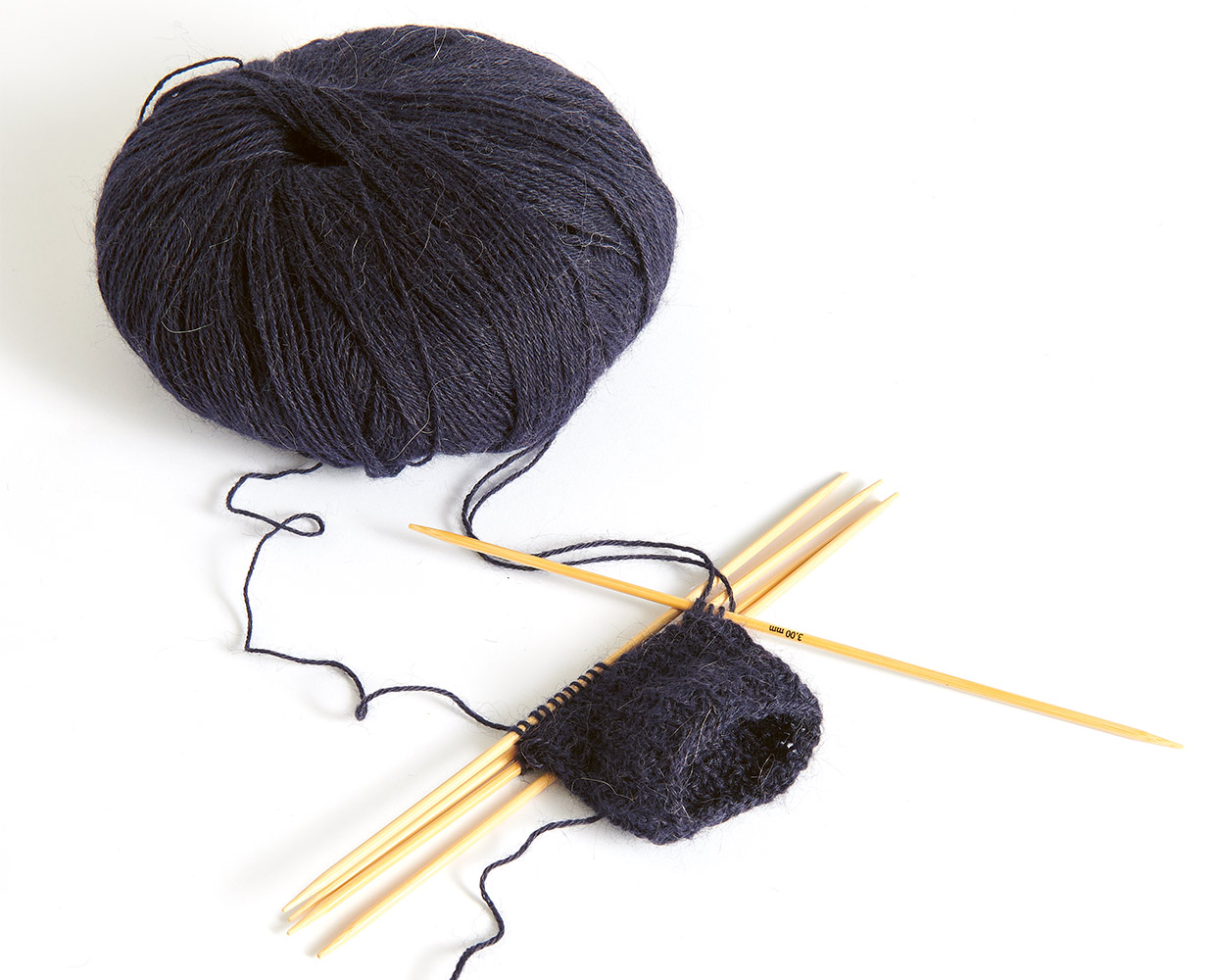 Mit dem Nadelspiel Sneaker Socken Stricken